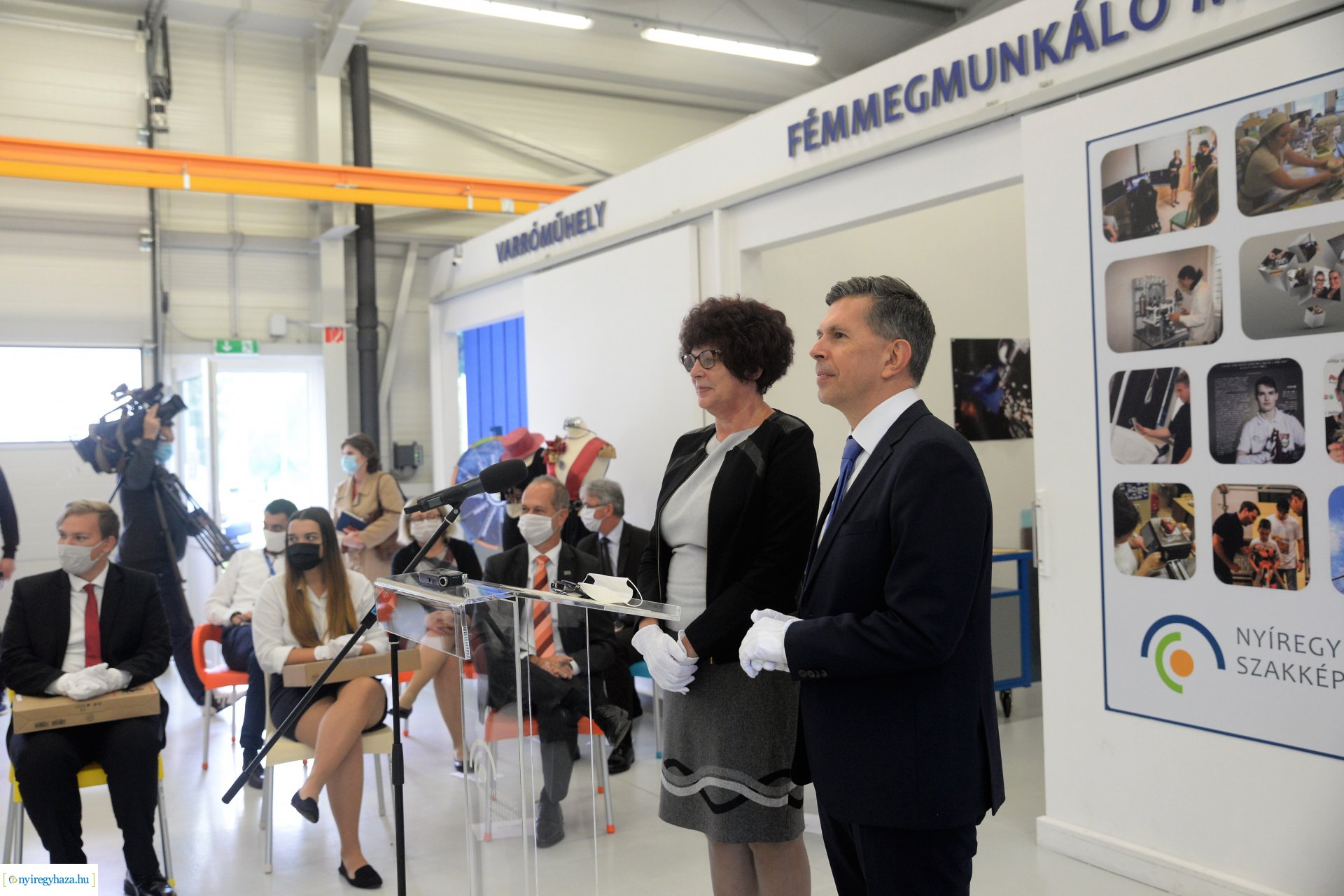 Laptopok átadása a Szakképzési Centrumban