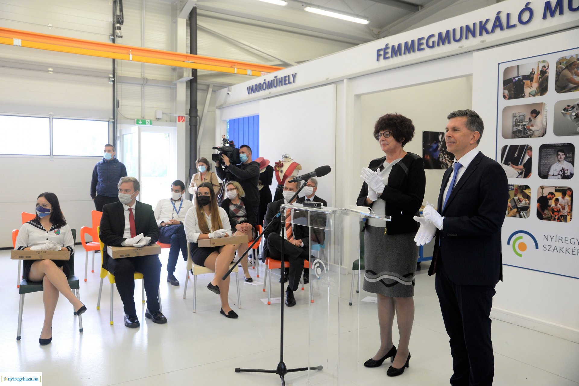 Laptopok átadása a Szakképzési Centrumban