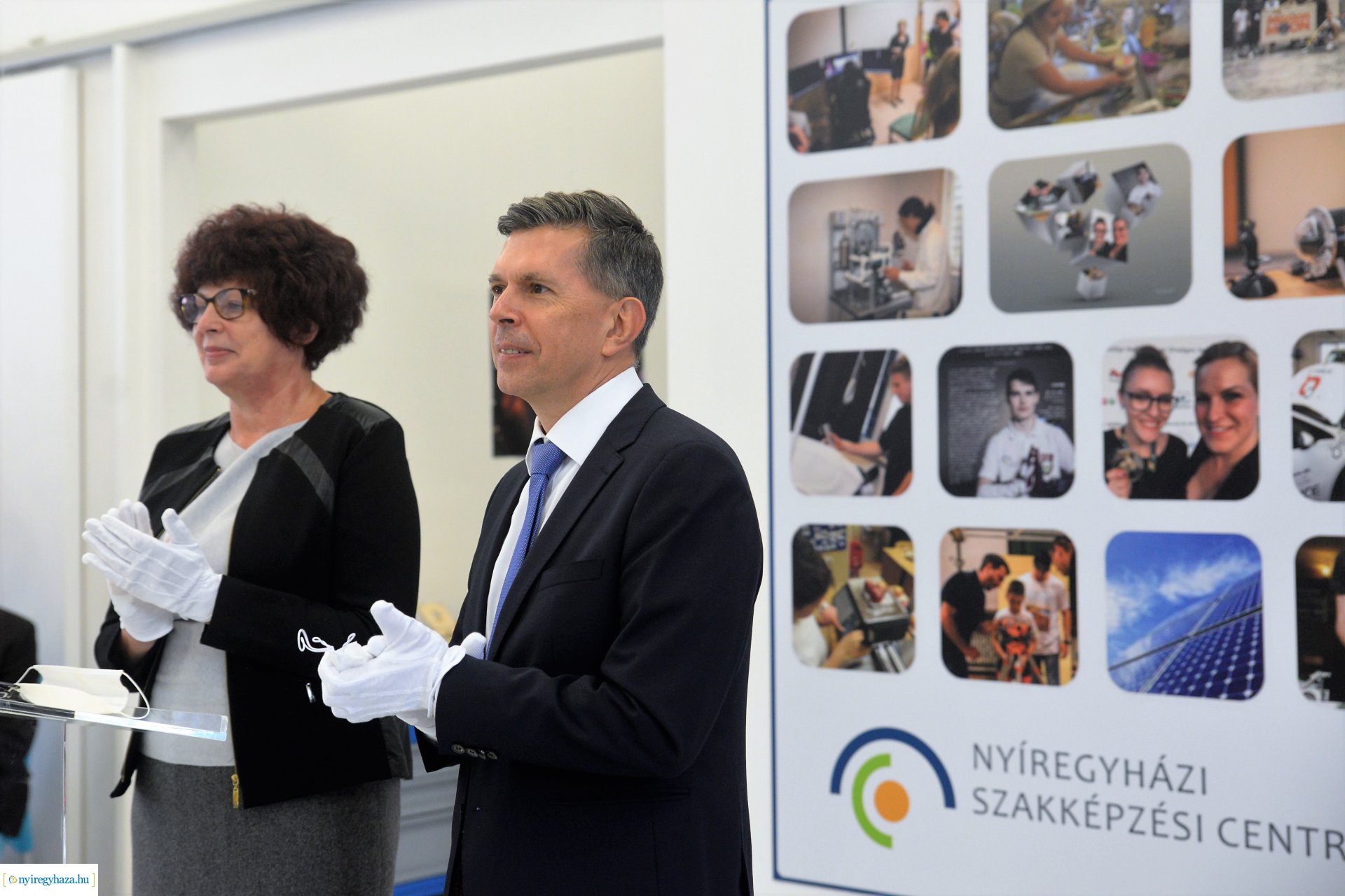 Laptopok átadása a Szakképzési Centrumban