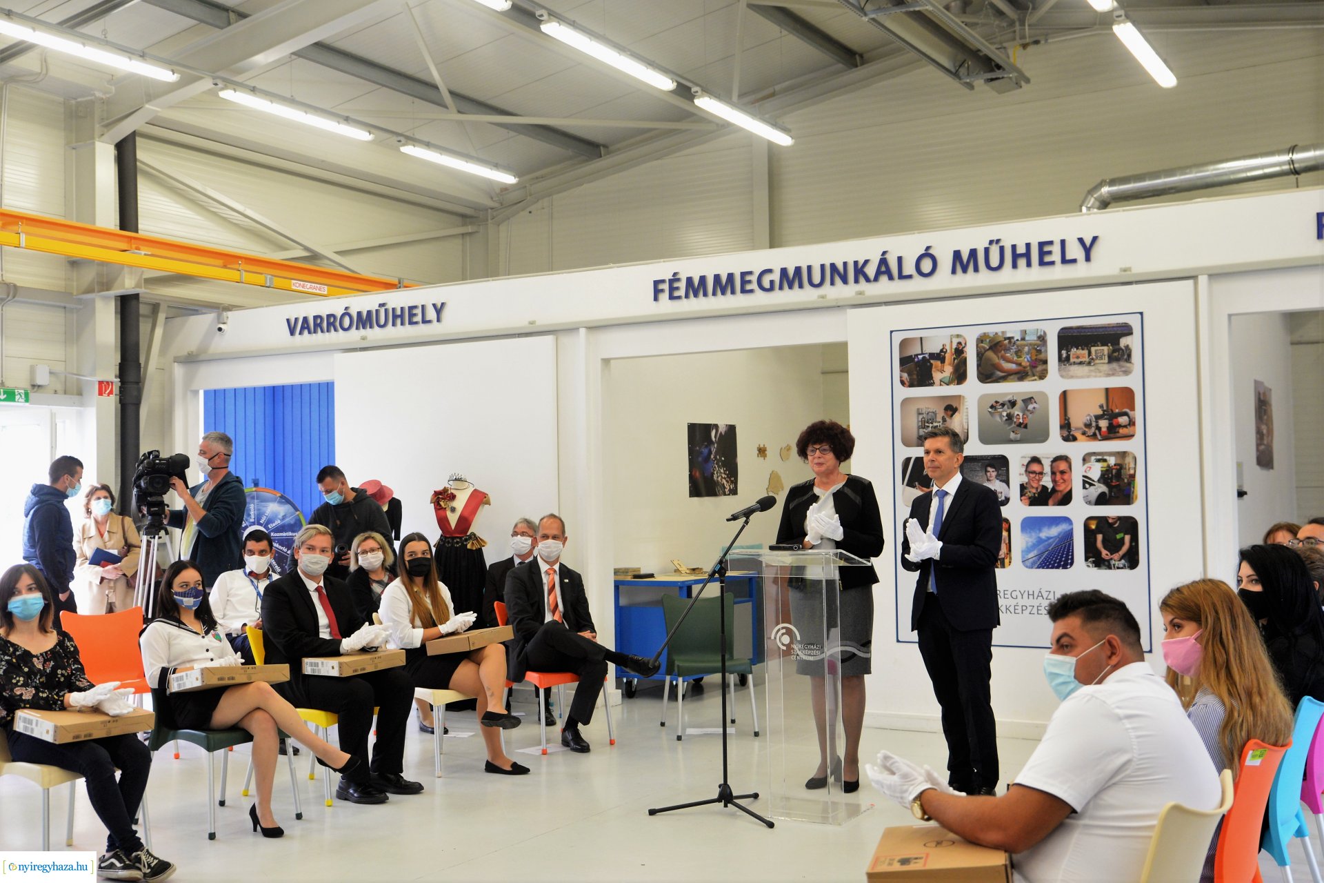 Laptopok átadása a Szakképzési Centrumban