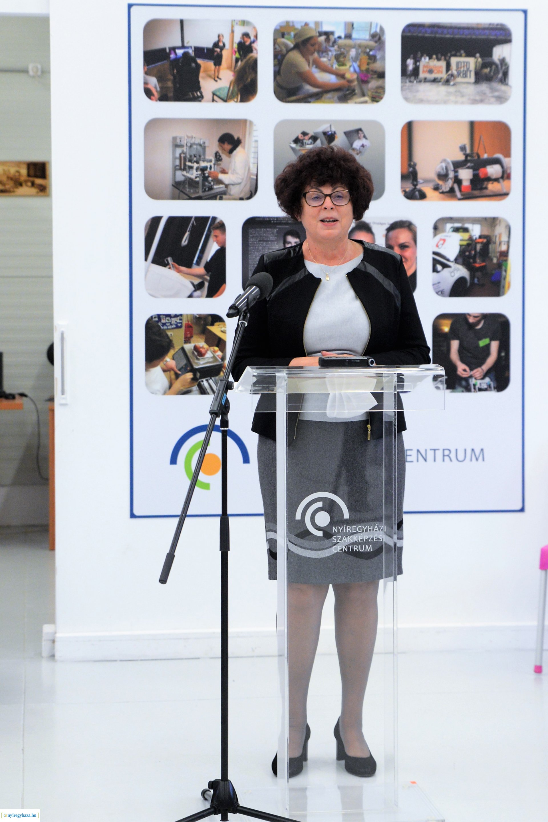 Laptopok átadása a Szakképzési Centrumban