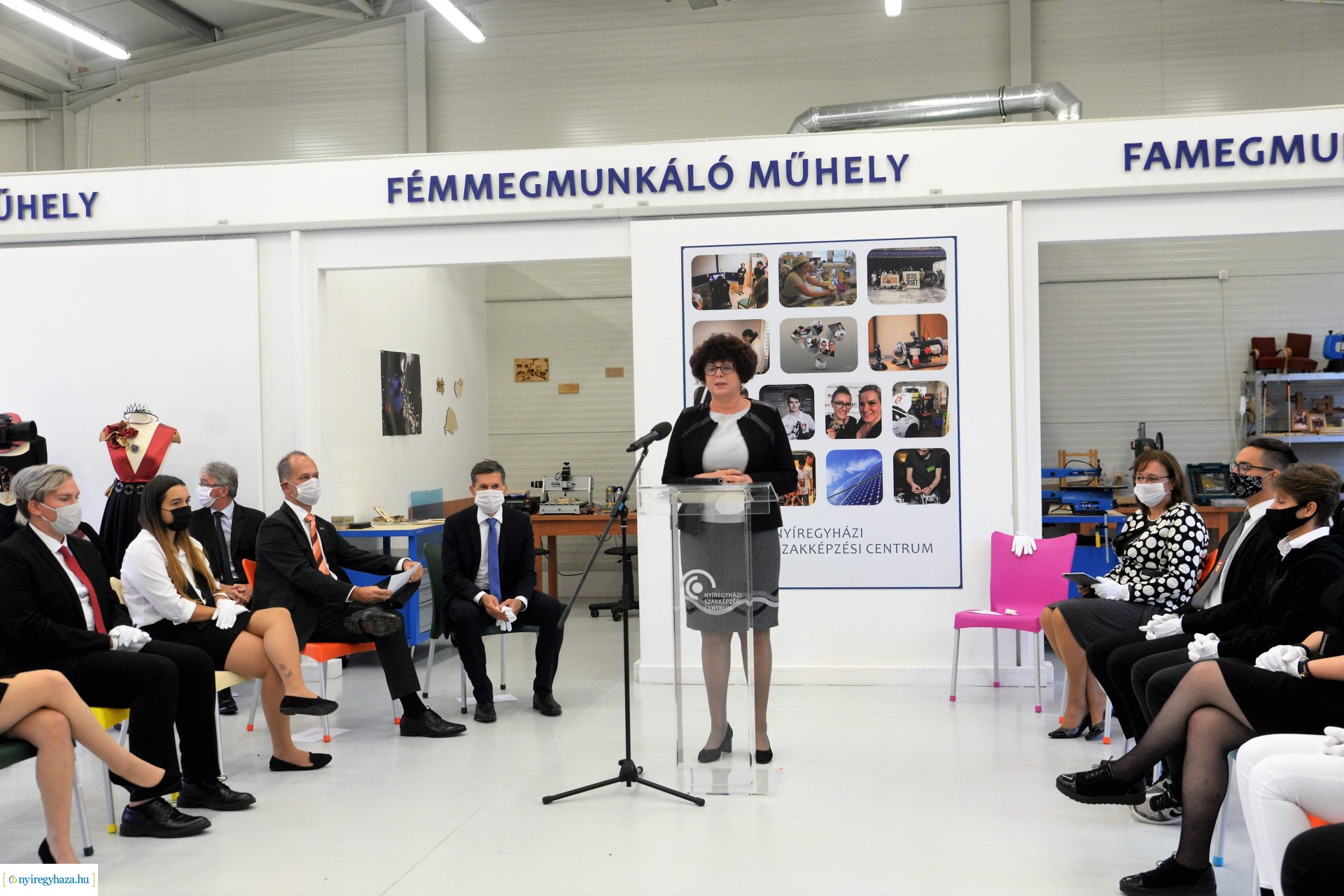 Laptopok átadása a Szakképzési Centrumban