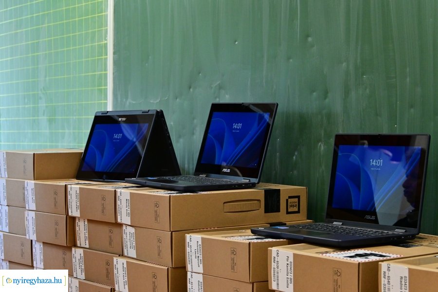 Laptopok érkeztek a kertvárosi iskolába