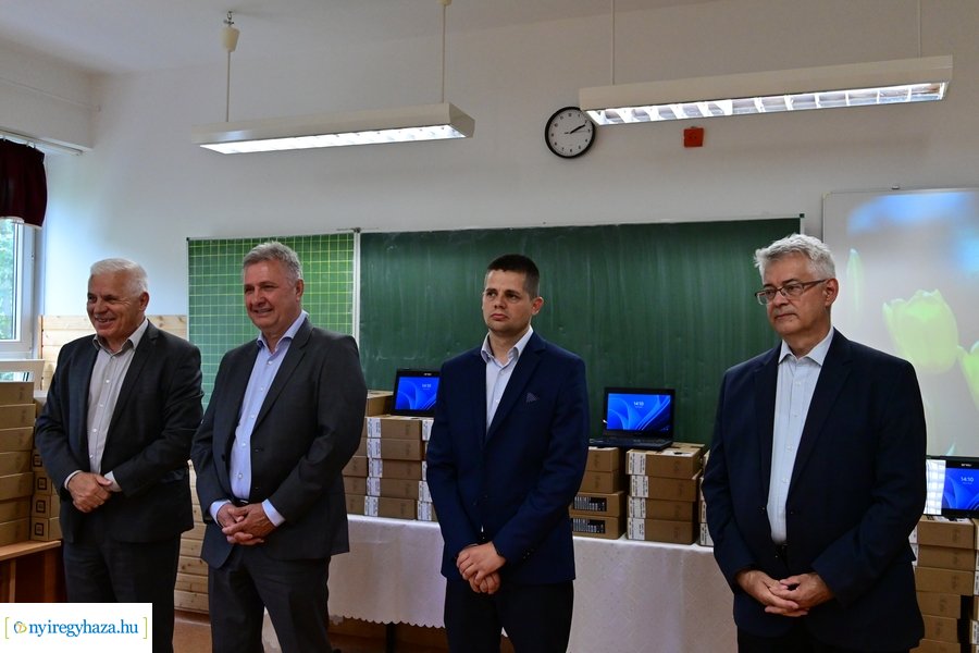 Laptopok érkeztek a kertvárosi iskolába