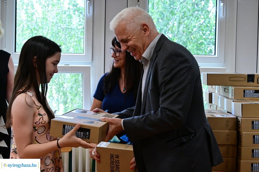 Laptopok érkeztek a kertvárosi iskolába