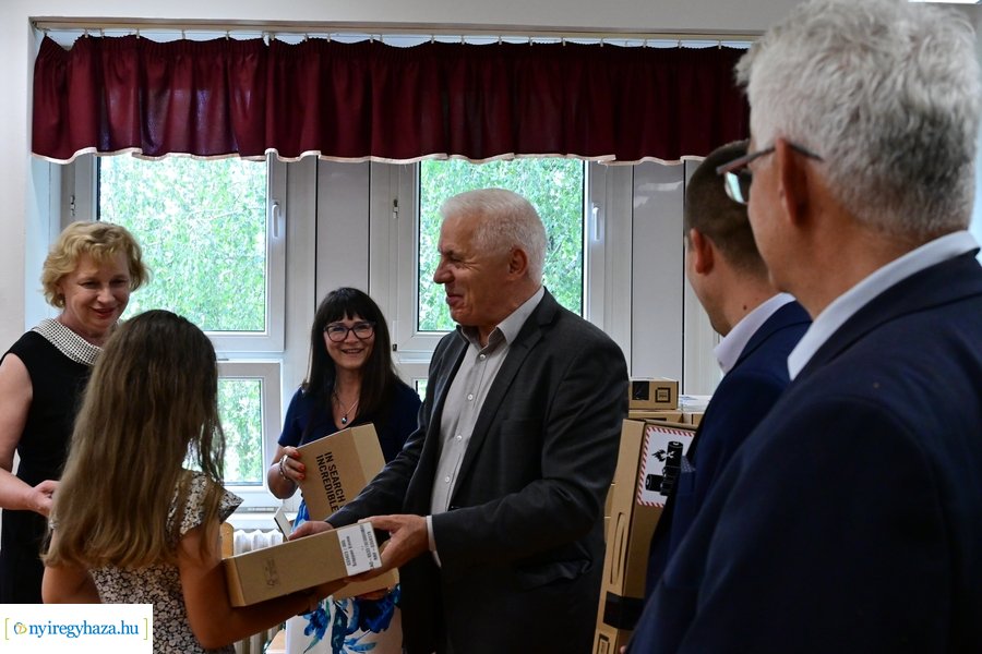 Laptopok érkeztek a kertvárosi iskolába