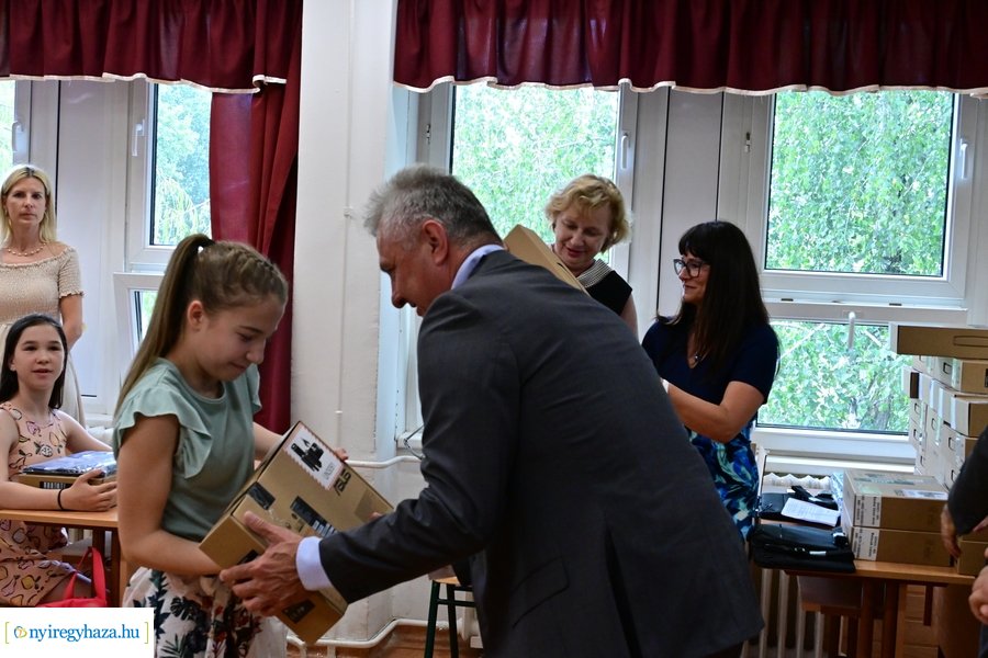 Laptopok érkeztek a kertvárosi iskolába