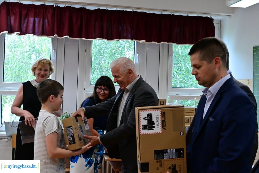 Laptopok érkeztek a kertvárosi iskolába