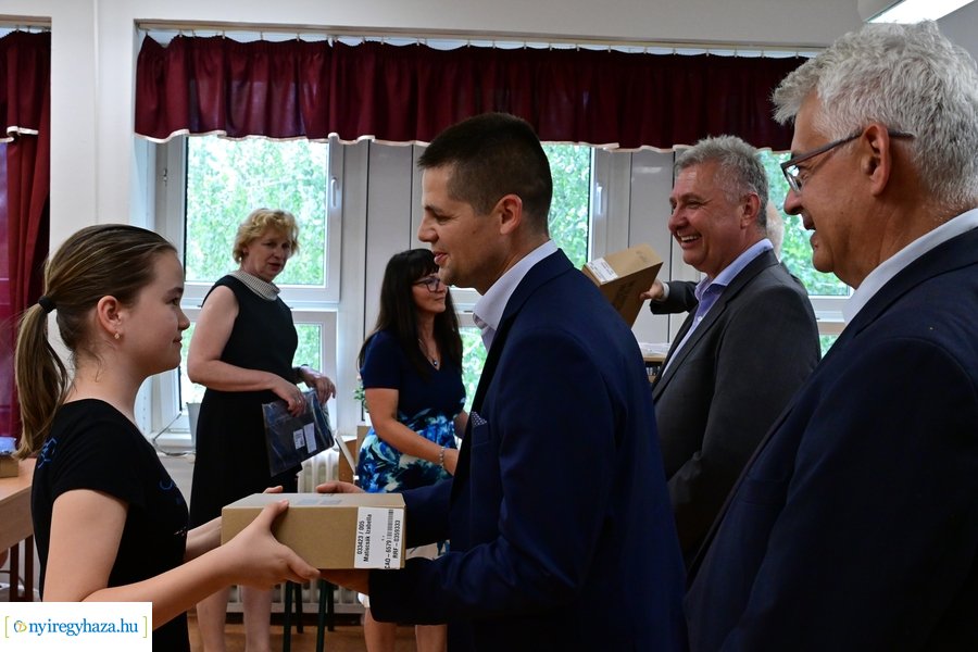 Laptopok érkeztek a kertvárosi iskolába