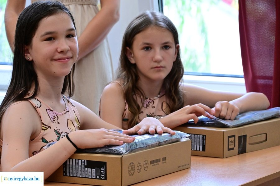 Laptopok érkeztek a kertvárosi iskolába