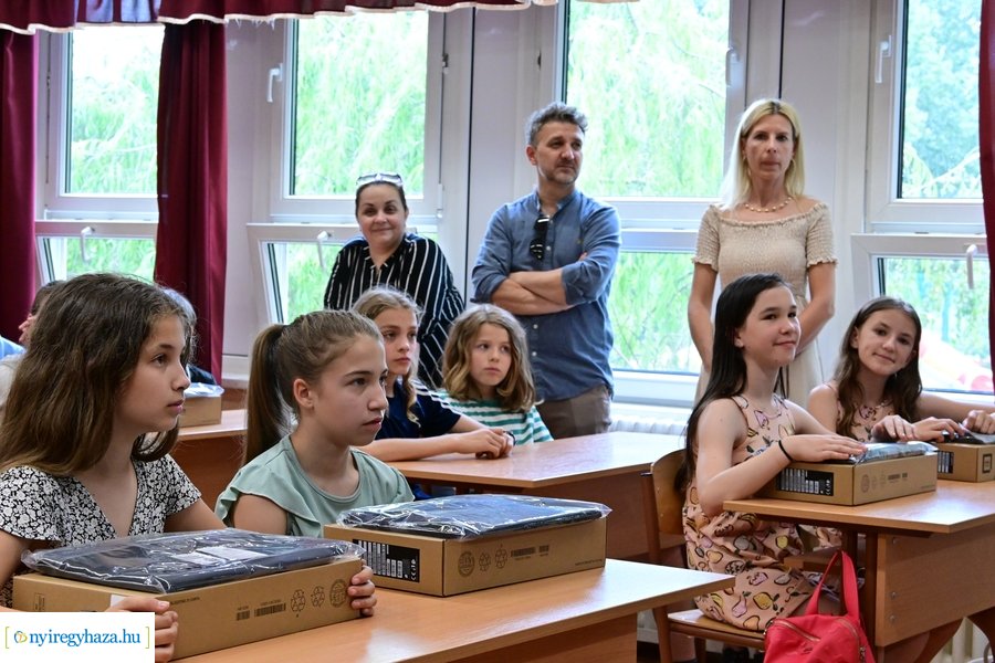 Laptopok érkeztek a kertvárosi iskolába