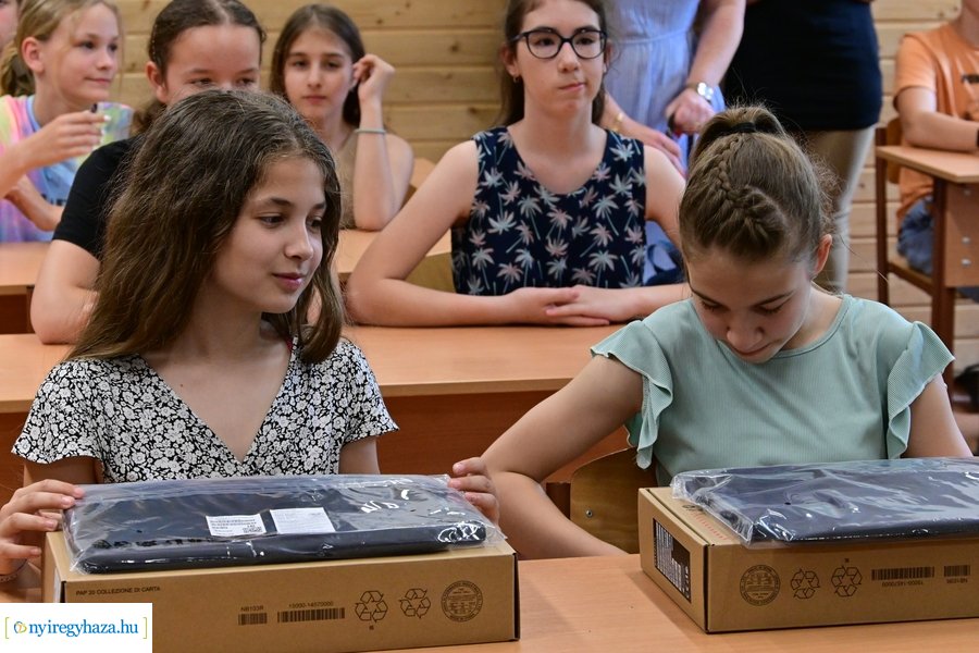 Laptopok érkeztek a kertvárosi iskolába