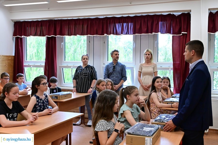 Laptopok érkeztek a kertvárosi iskolába
