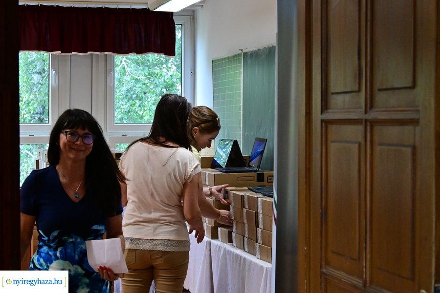 Laptopok érkeztek a kertvárosi iskolába