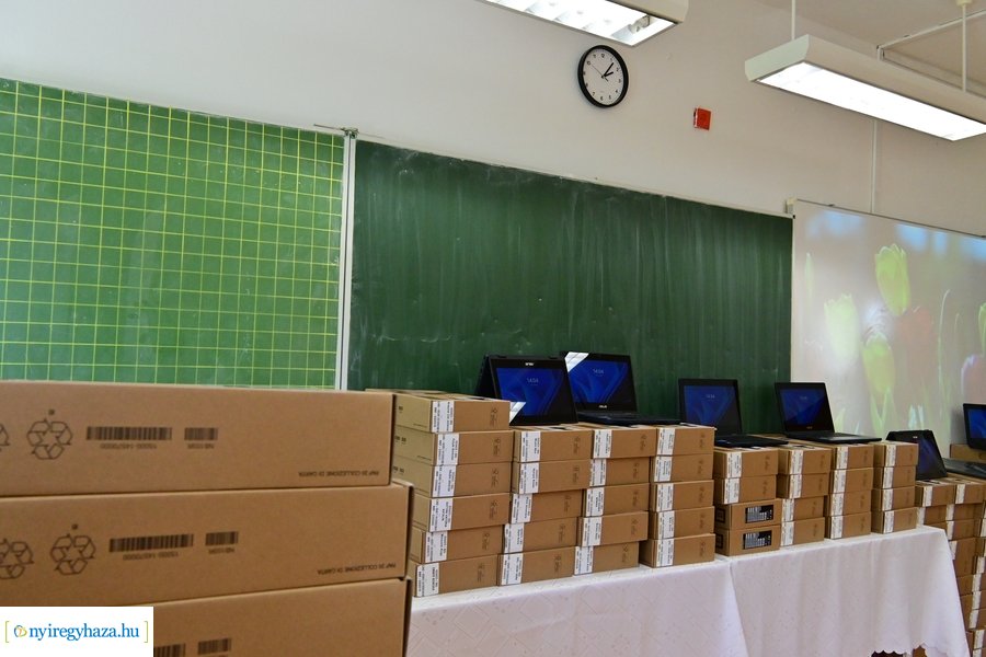 Laptopok érkeztek a kertvárosi iskolába