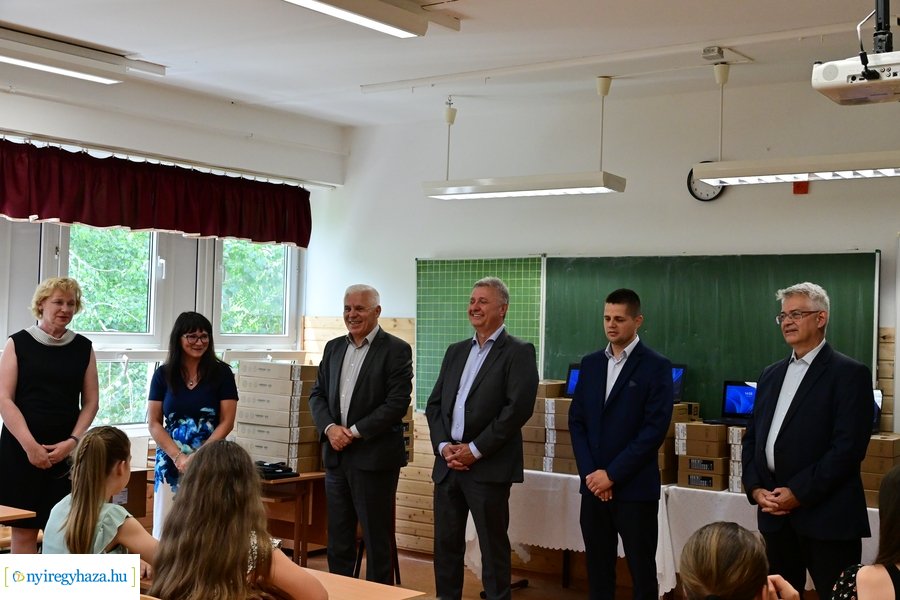 Laptopok érkeztek a kertvárosi iskolába