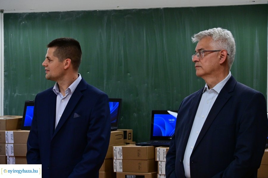 Laptopok érkeztek a kertvárosi iskolába