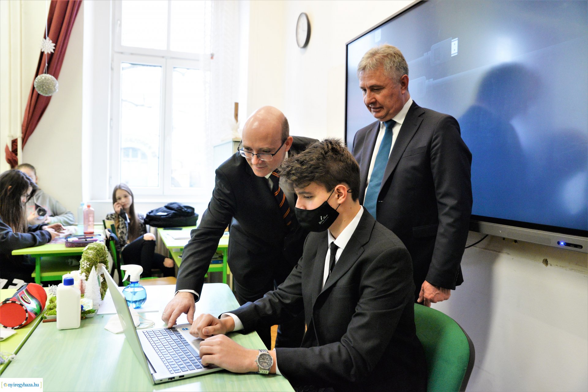 Laptopot kaptak a Kölcsey Ferenc Gimnázium kilencedik évfolyamos  tanulói