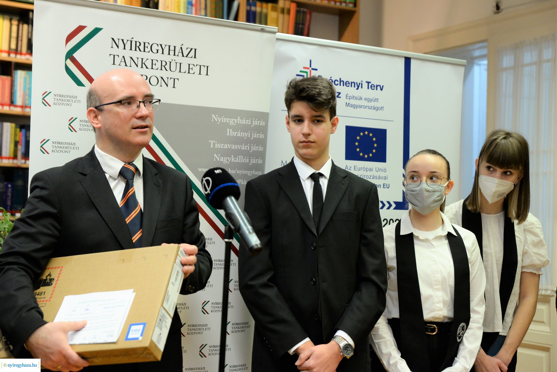 Laptopot kaptak a Kölcsey Ferenc Gimnázium kilencedik évfolyamos  tanulói