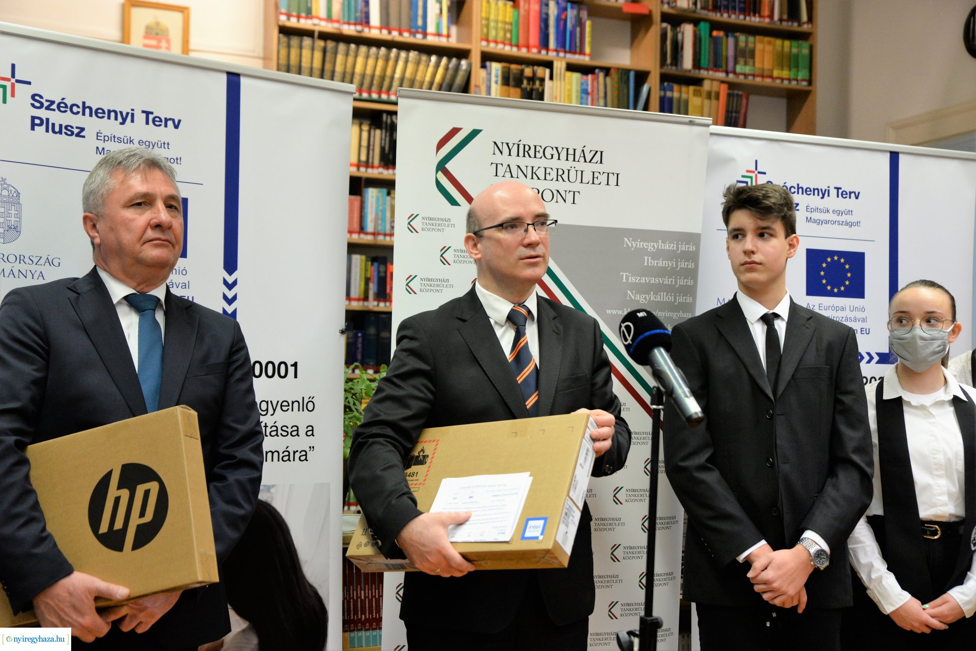 Laptopot kaptak a Kölcsey Ferenc Gimnázium kilencedik évfolyamos  tanulói