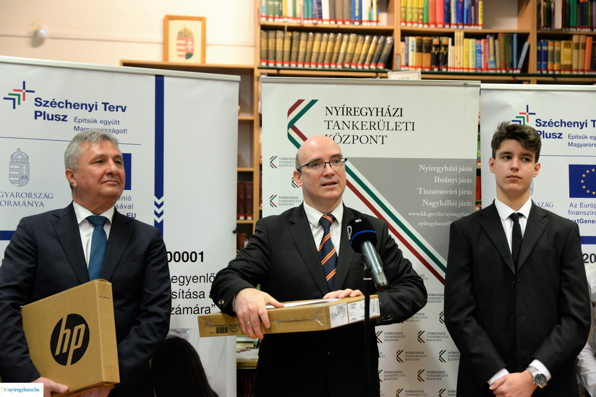 Laptopot kaptak a Kölcsey Ferenc Gimnázium kilencedik évfolyamos  tanulói