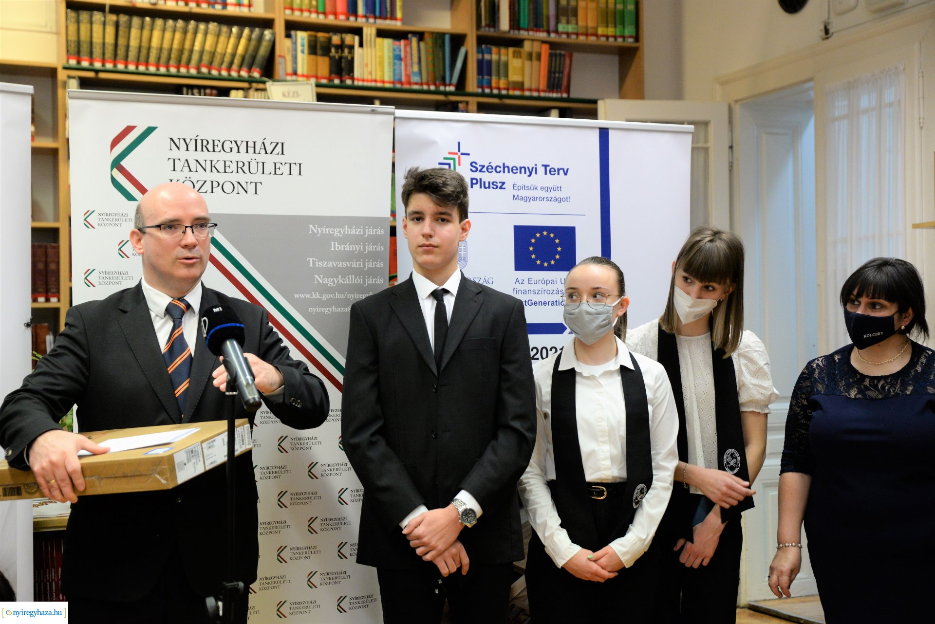 Laptopot kaptak a Kölcsey Ferenc Gimnázium kilencedik évfolyamos  tanulói