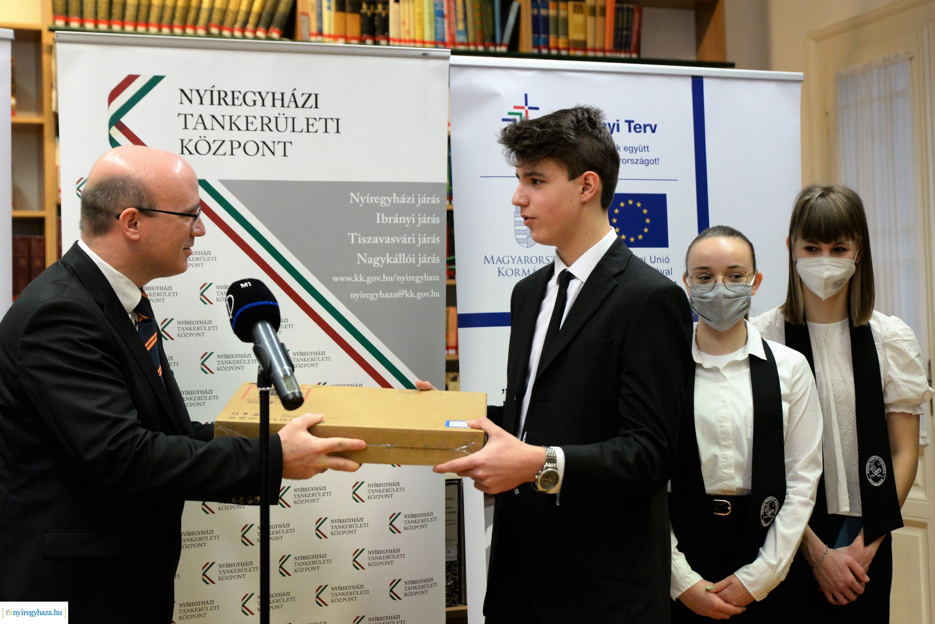 Laptopot kaptak a Kölcsey Ferenc Gimnázium kilencedik évfolyamos  tanulói