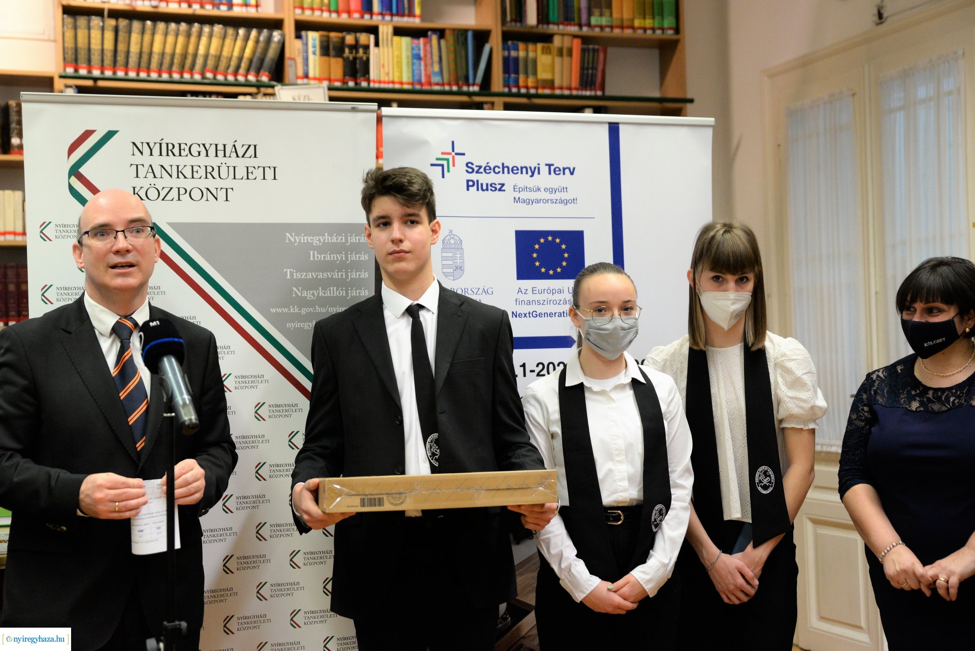 Laptopot kaptak a Kölcsey Ferenc Gimnázium kilencedik évfolyamos  tanulói