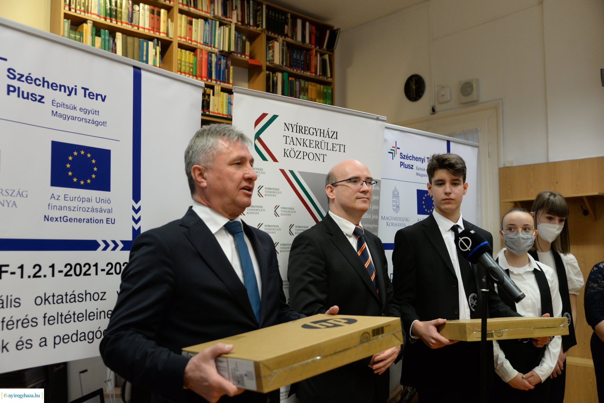 Laptopot kaptak a Kölcsey Ferenc Gimnázium kilencedik évfolyamos  tanulói