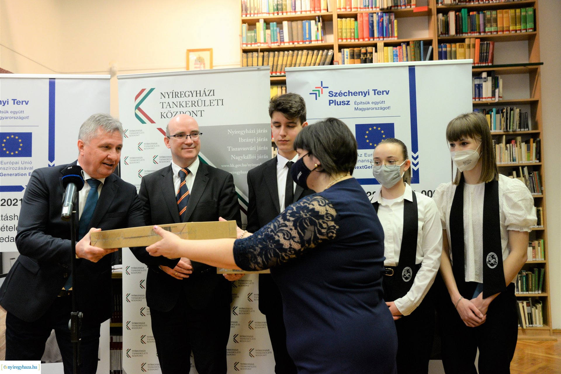 Laptopot kaptak a Kölcsey Ferenc Gimnázium kilencedik évfolyamos  tanulói