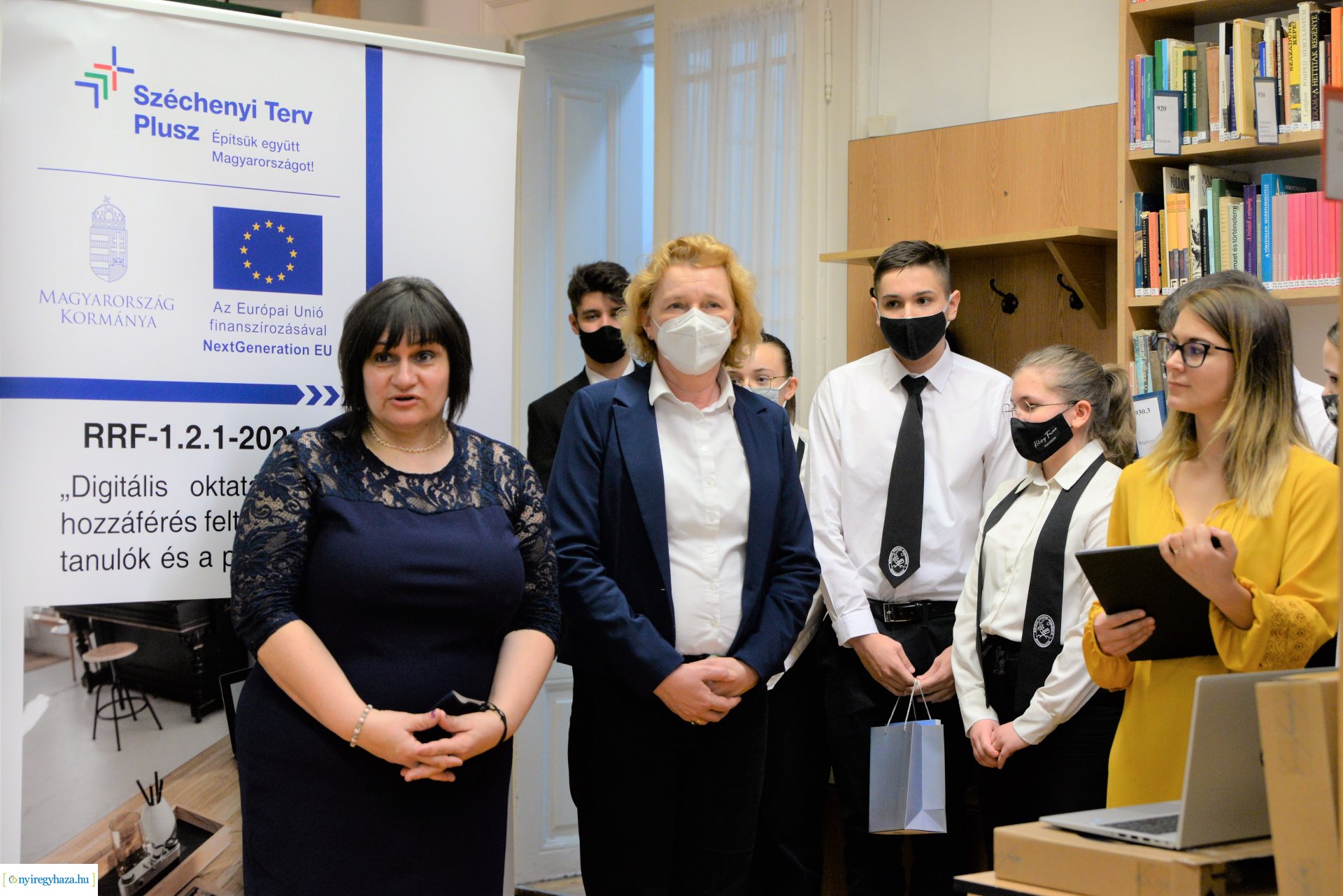 Laptopot kaptak a Kölcsey Ferenc Gimnázium kilencedik évfolyamos  tanulói