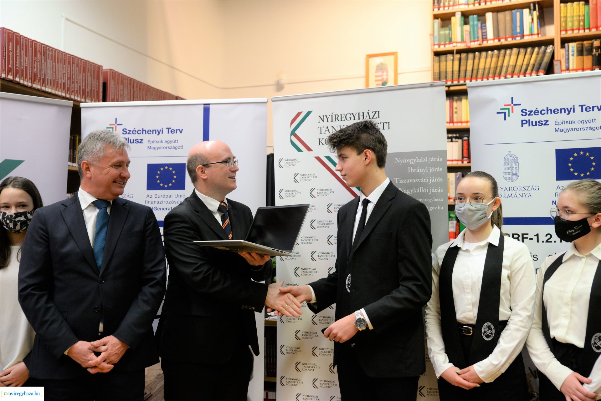 Laptopot kaptak a Kölcsey Ferenc Gimnázium kilencedik évfolyamos  tanulói