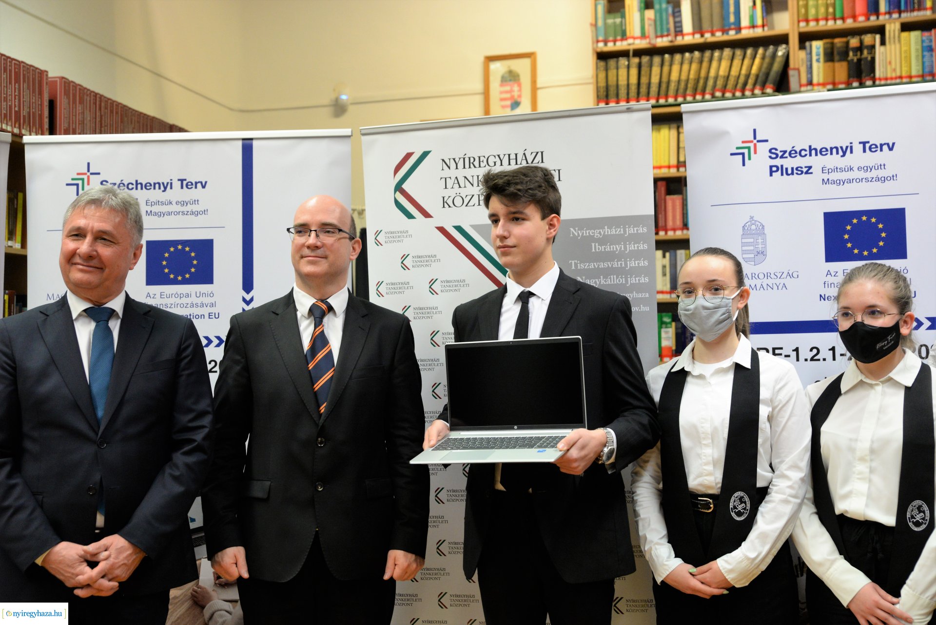 Laptopot kaptak a Kölcsey Ferenc Gimnázium kilencedik évfolyamos  tanulói