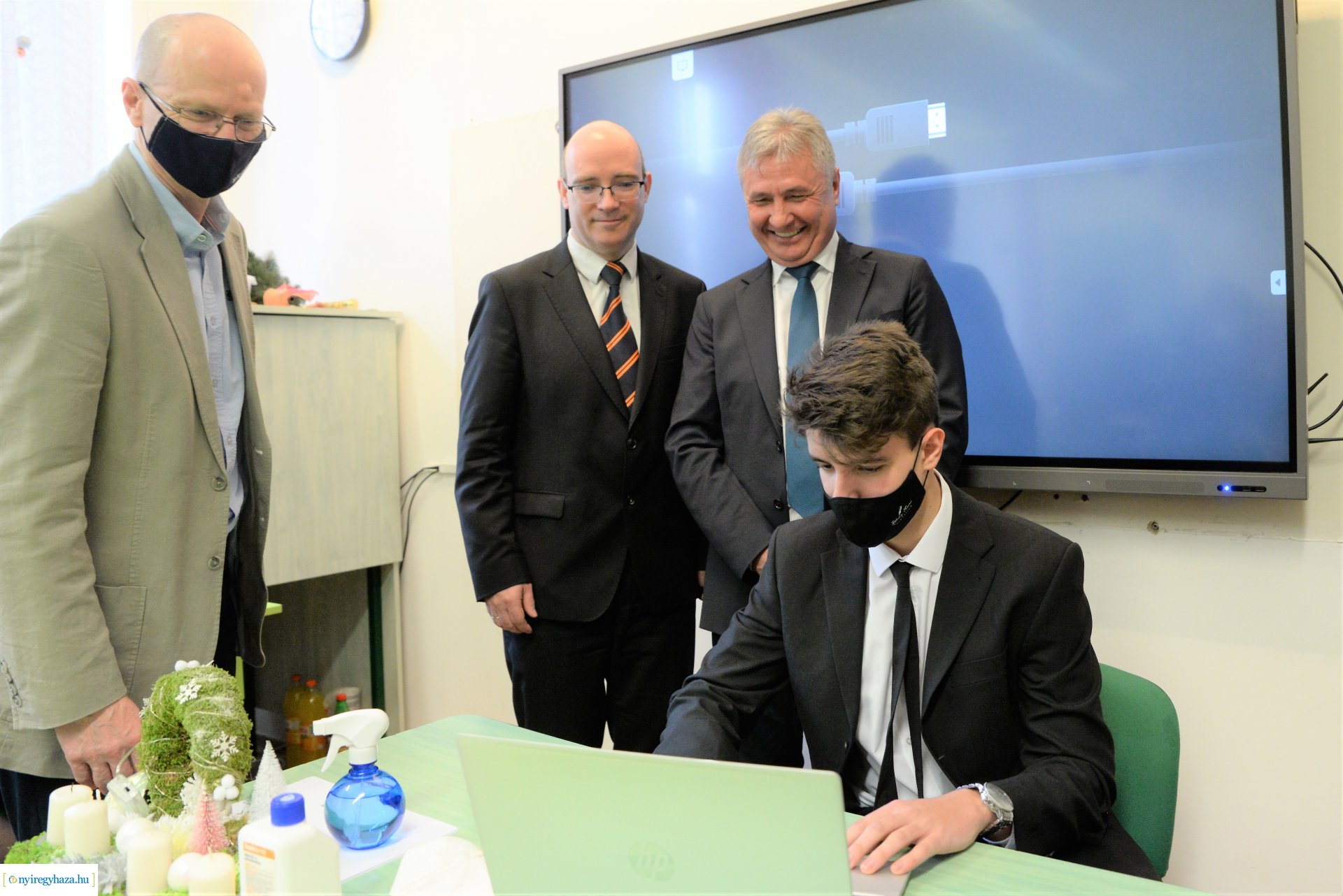 Laptopot kaptak a Kölcsey Ferenc Gimnázium kilencedik évfolyamos  tanulói