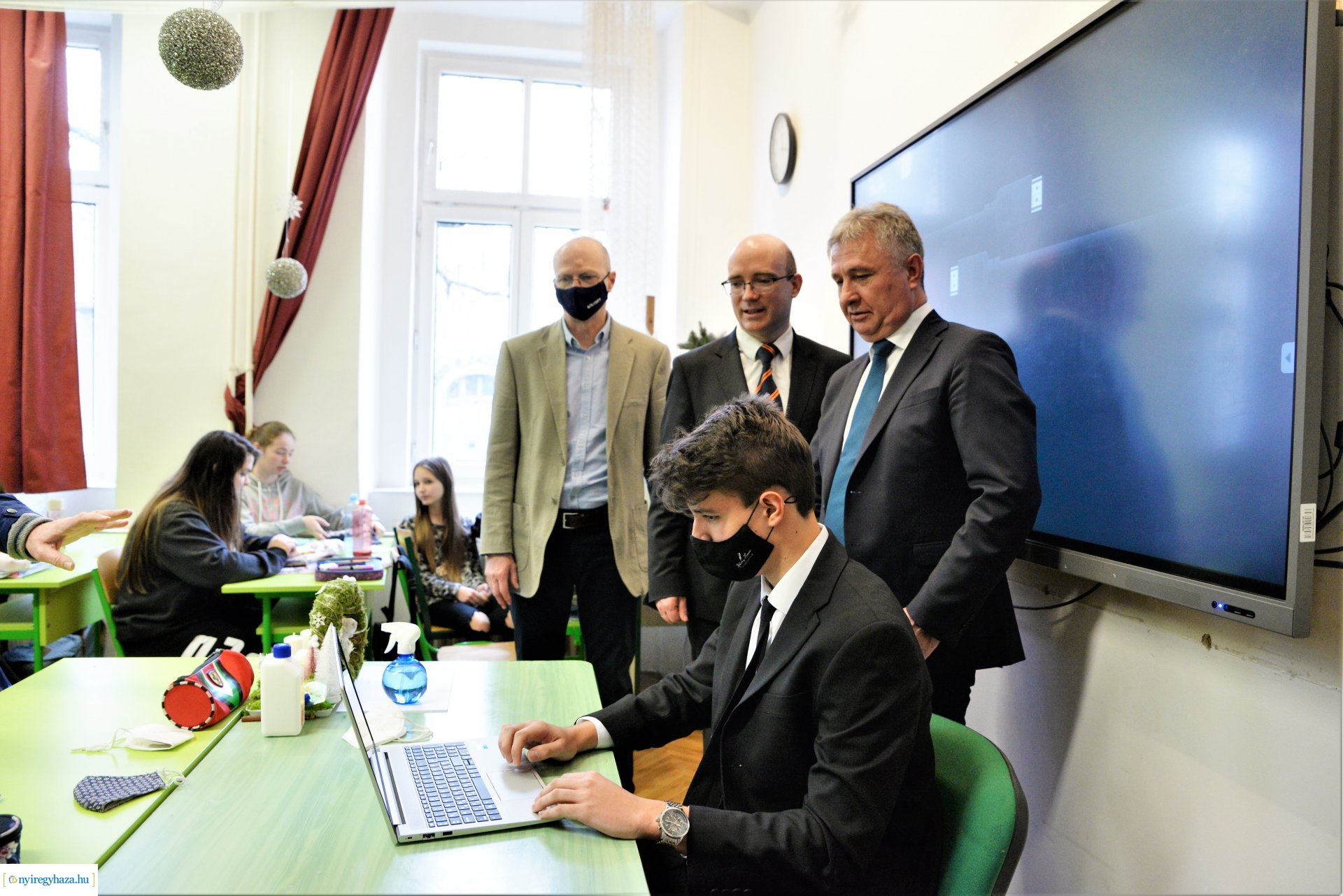 Laptopot kaptak a Kölcsey Ferenc Gimnázium kilencedik évfolyamos  tanulói