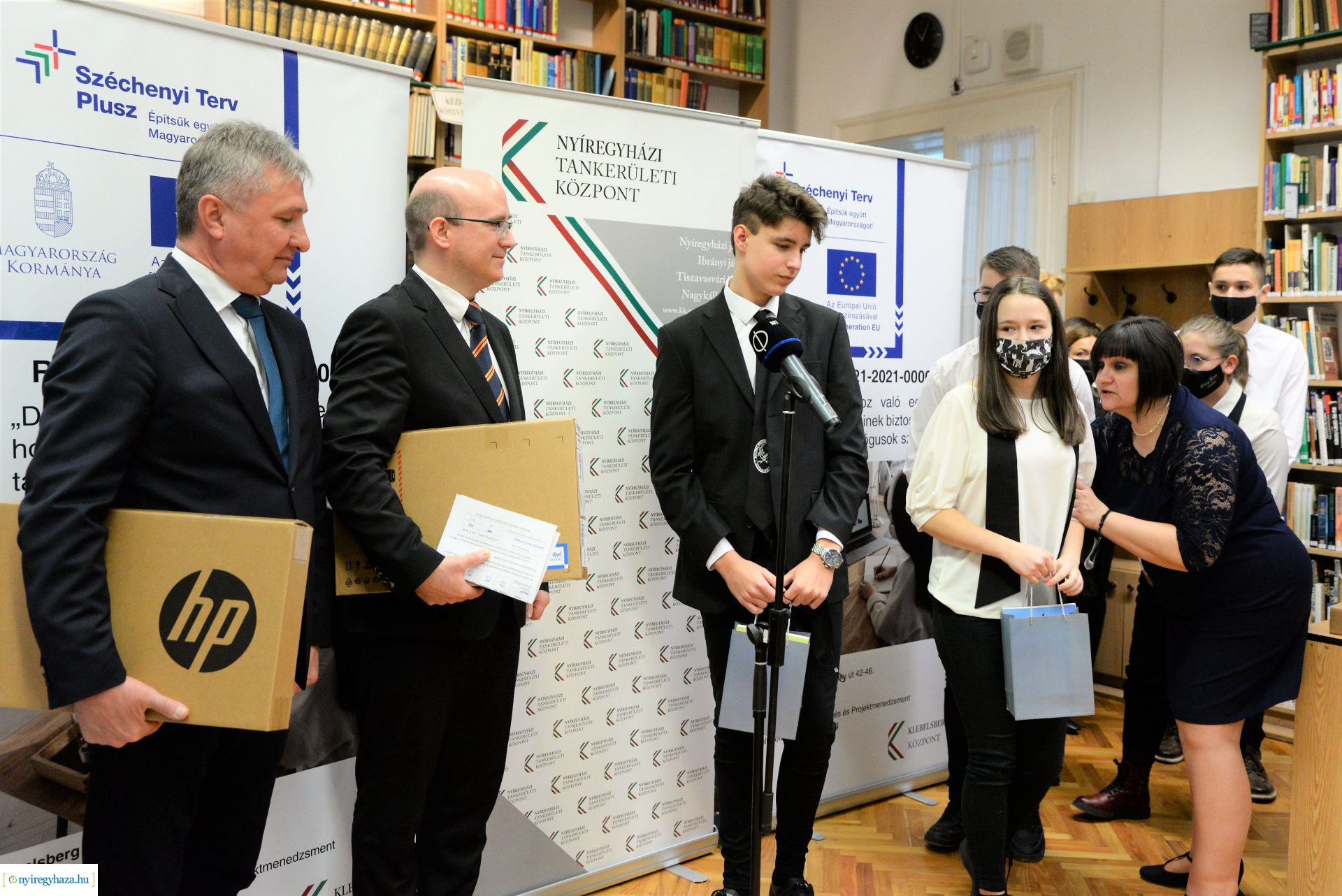 Laptopot kaptak a Kölcsey Ferenc Gimnázium kilencedik évfolyamos  tanulói