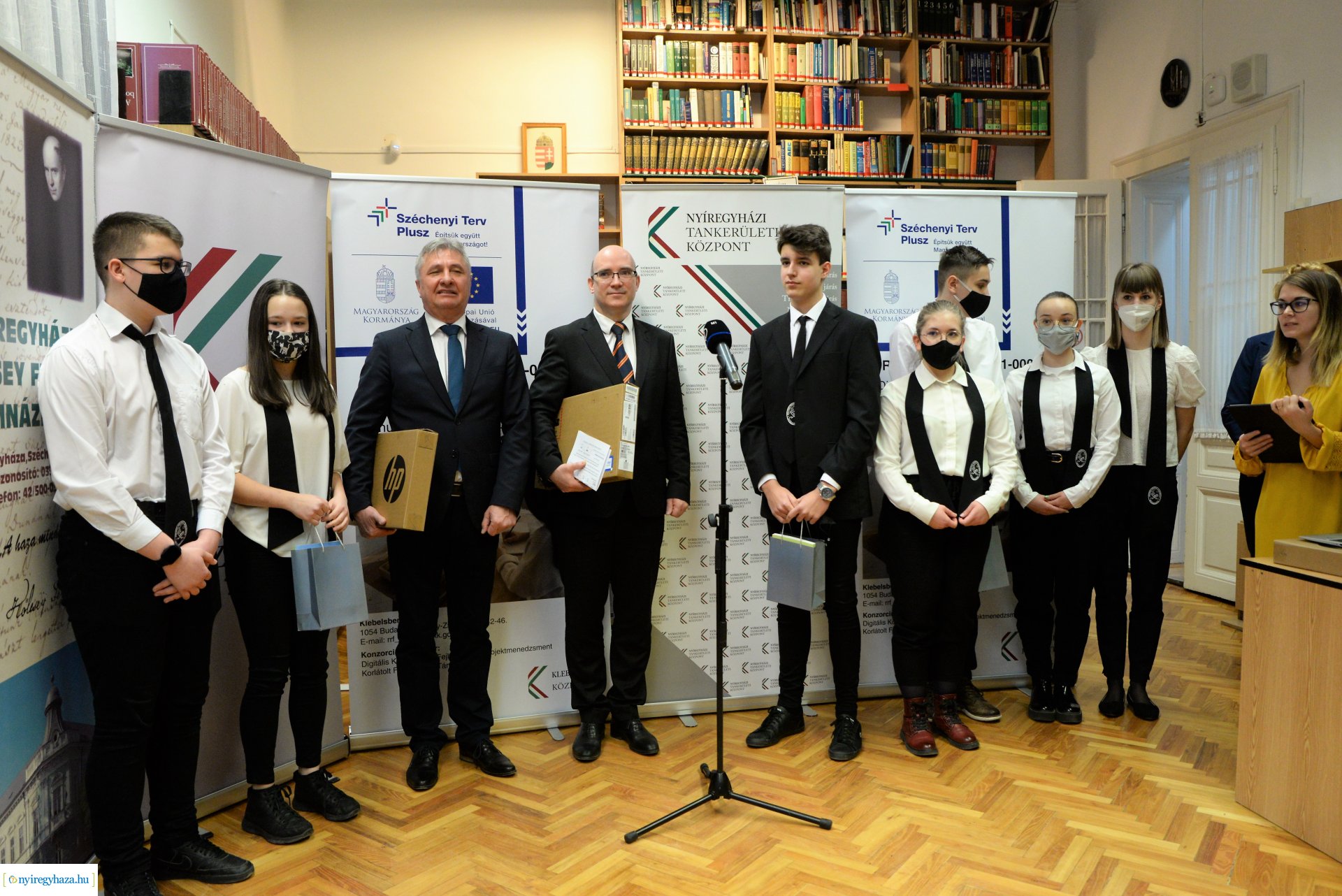 Laptopot kaptak a Kölcsey Ferenc Gimnázium kilencedik évfolyamos  tanulói