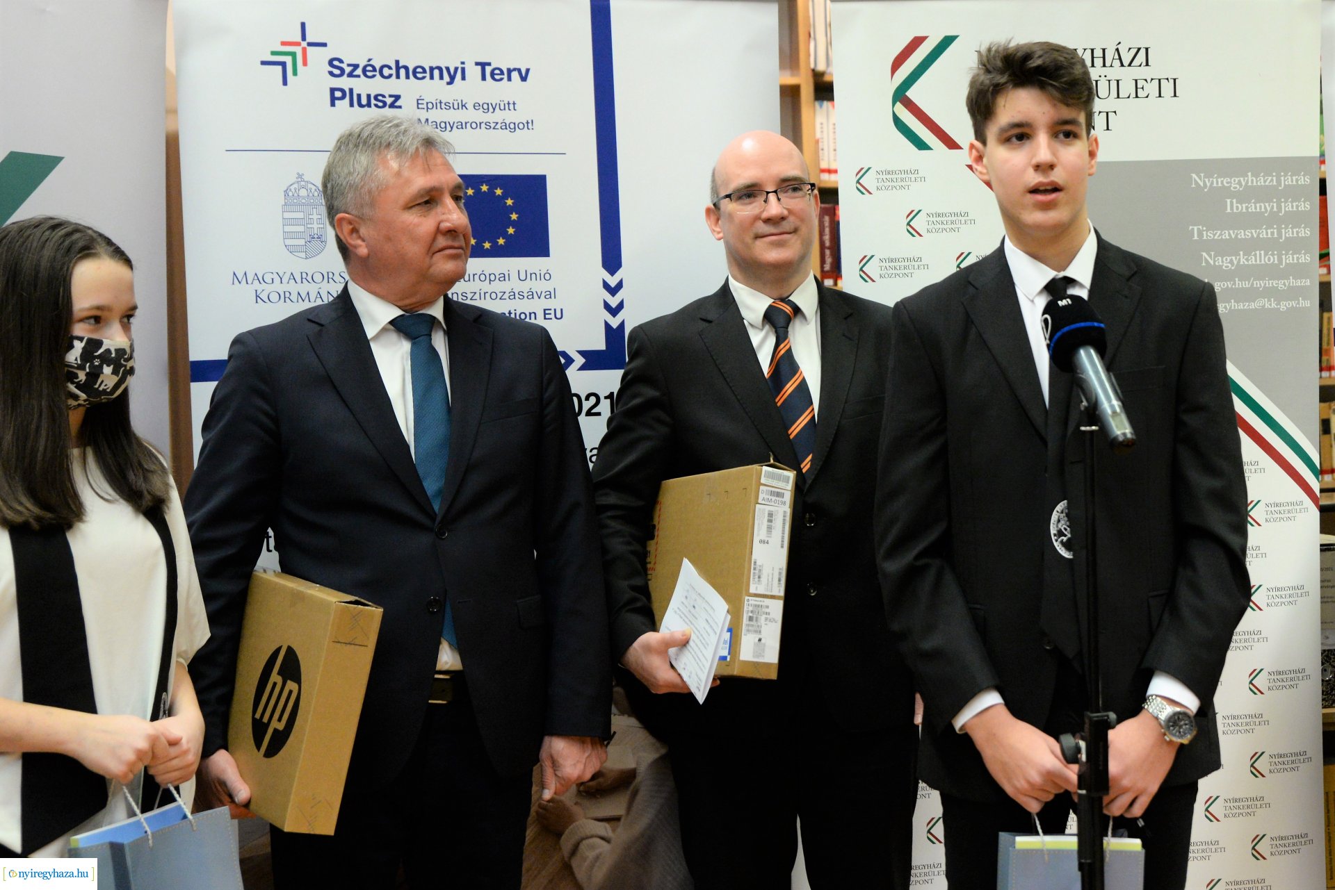 Laptopot kaptak a Kölcsey Ferenc Gimnázium kilencedik évfolyamos  tanulói