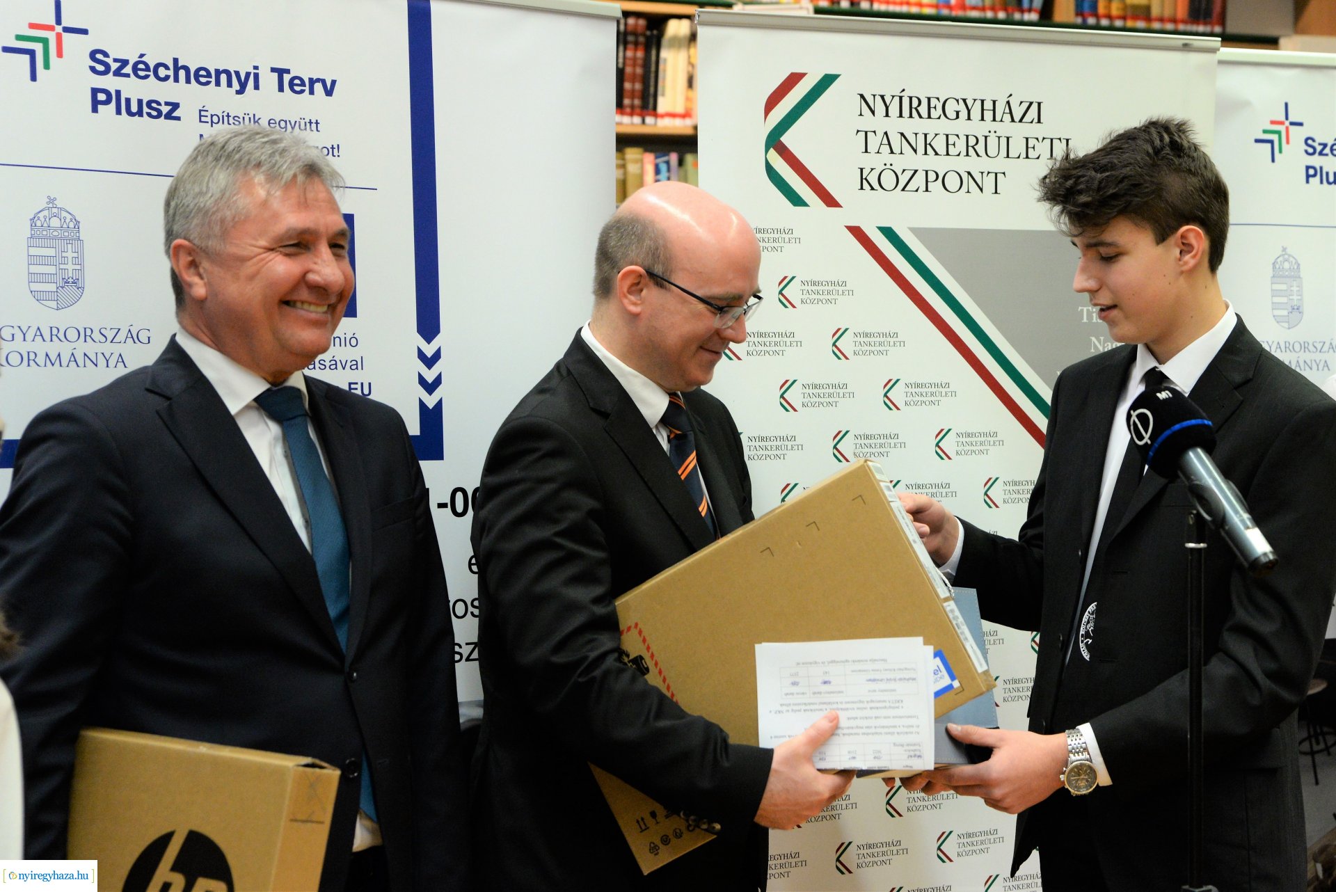 Laptopot kaptak a Kölcsey Ferenc Gimnázium kilencedik évfolyamos  tanulói