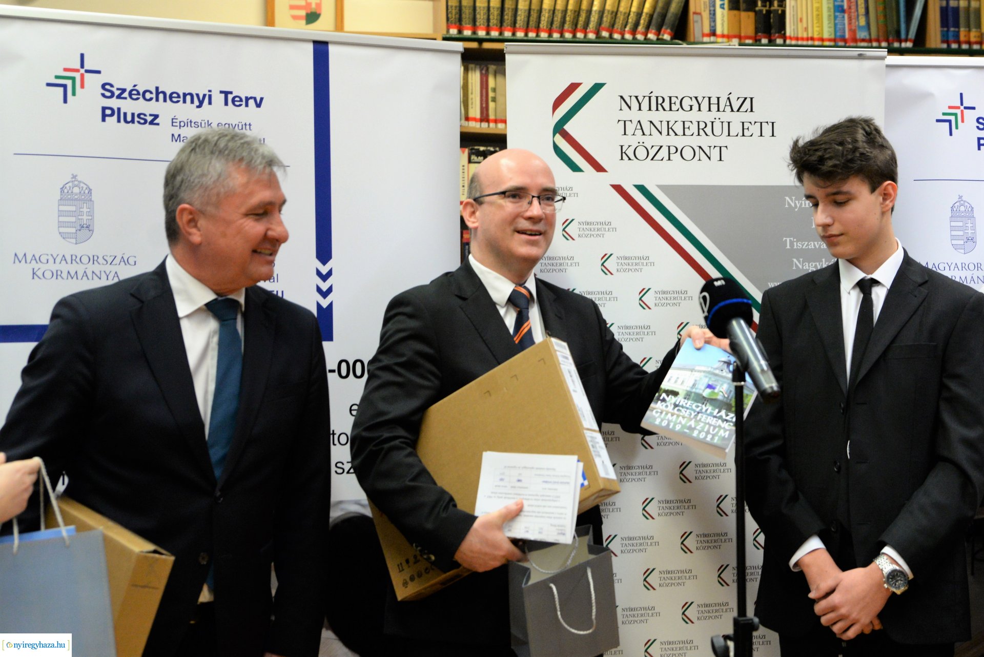 Laptopot kaptak a Kölcsey Ferenc Gimnázium kilencedik évfolyamos  tanulói