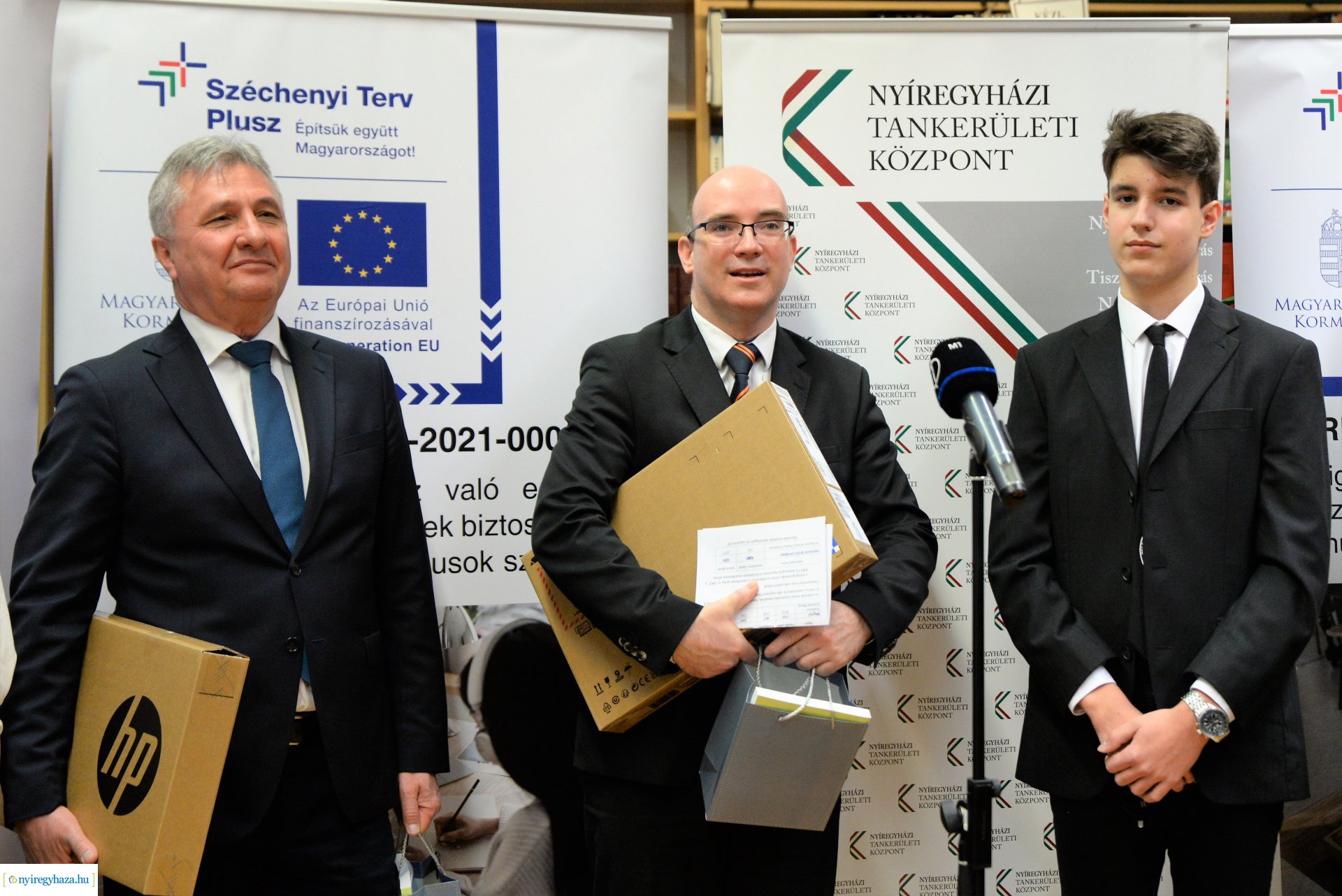 Laptopot kaptak a Kölcsey Ferenc Gimnázium kilencedik évfolyamos  tanulói