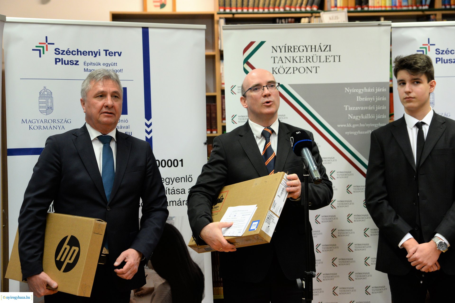 Laptopot kaptak a Kölcsey Ferenc Gimnázium kilencedik évfolyamos  tanulói