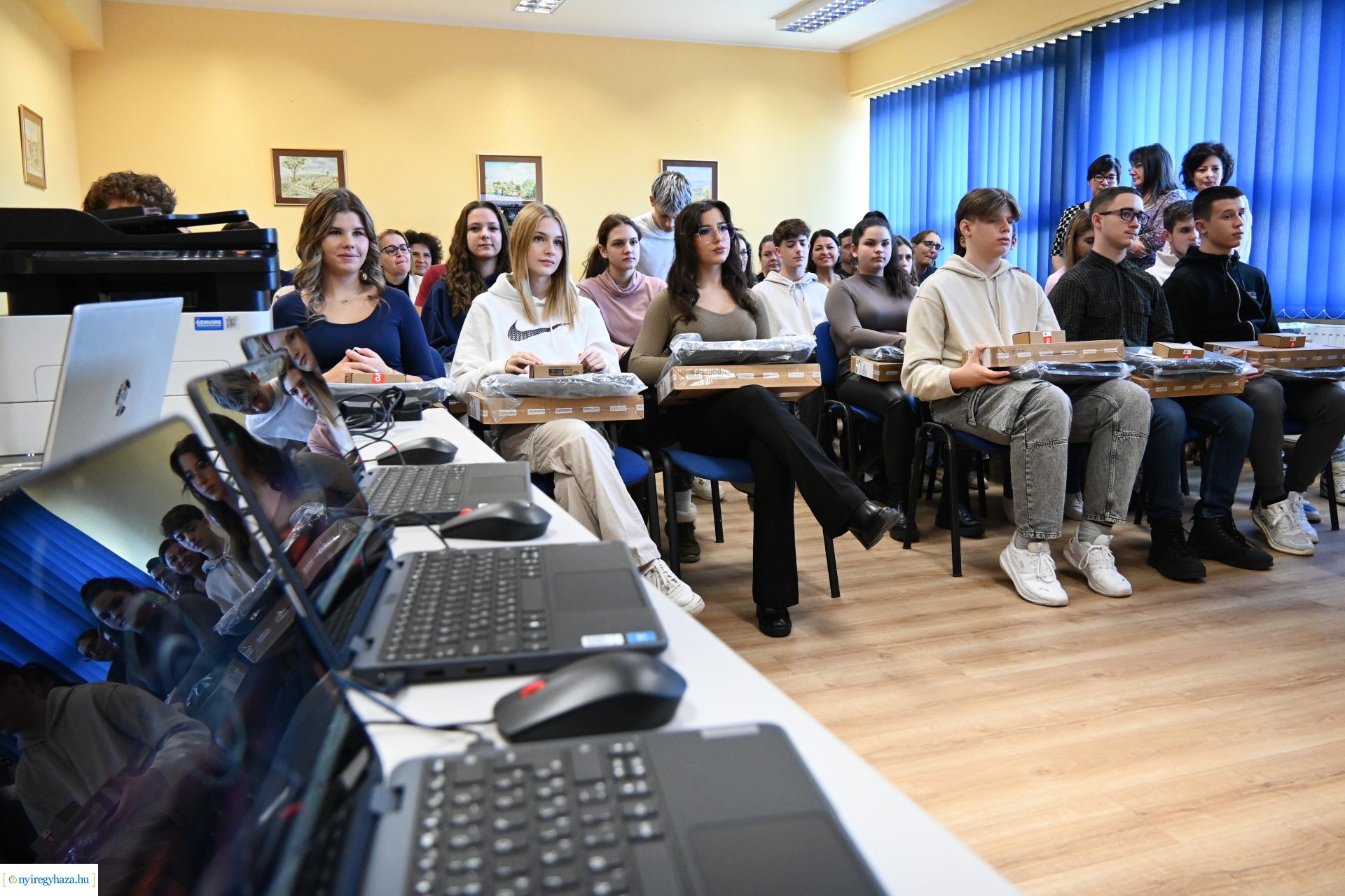 Laptopot kaptak a Nyíregyházi Vasvári Pál Gimnázium kilencedik osztályos tanulói