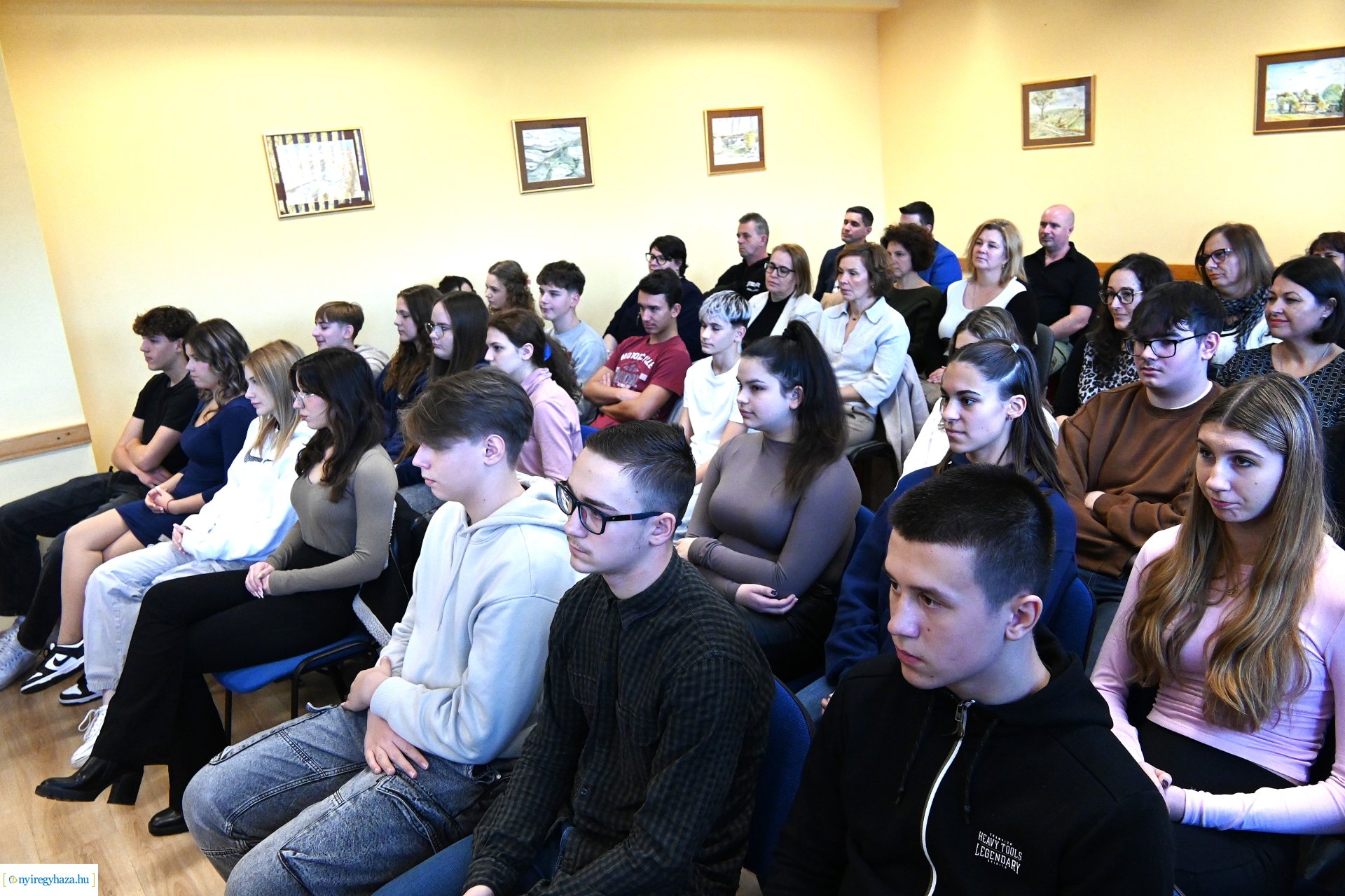 Laptopot kaptak a Nyíregyházi Vasvári Pál Gimnázium kilencedik osztályos tanulói