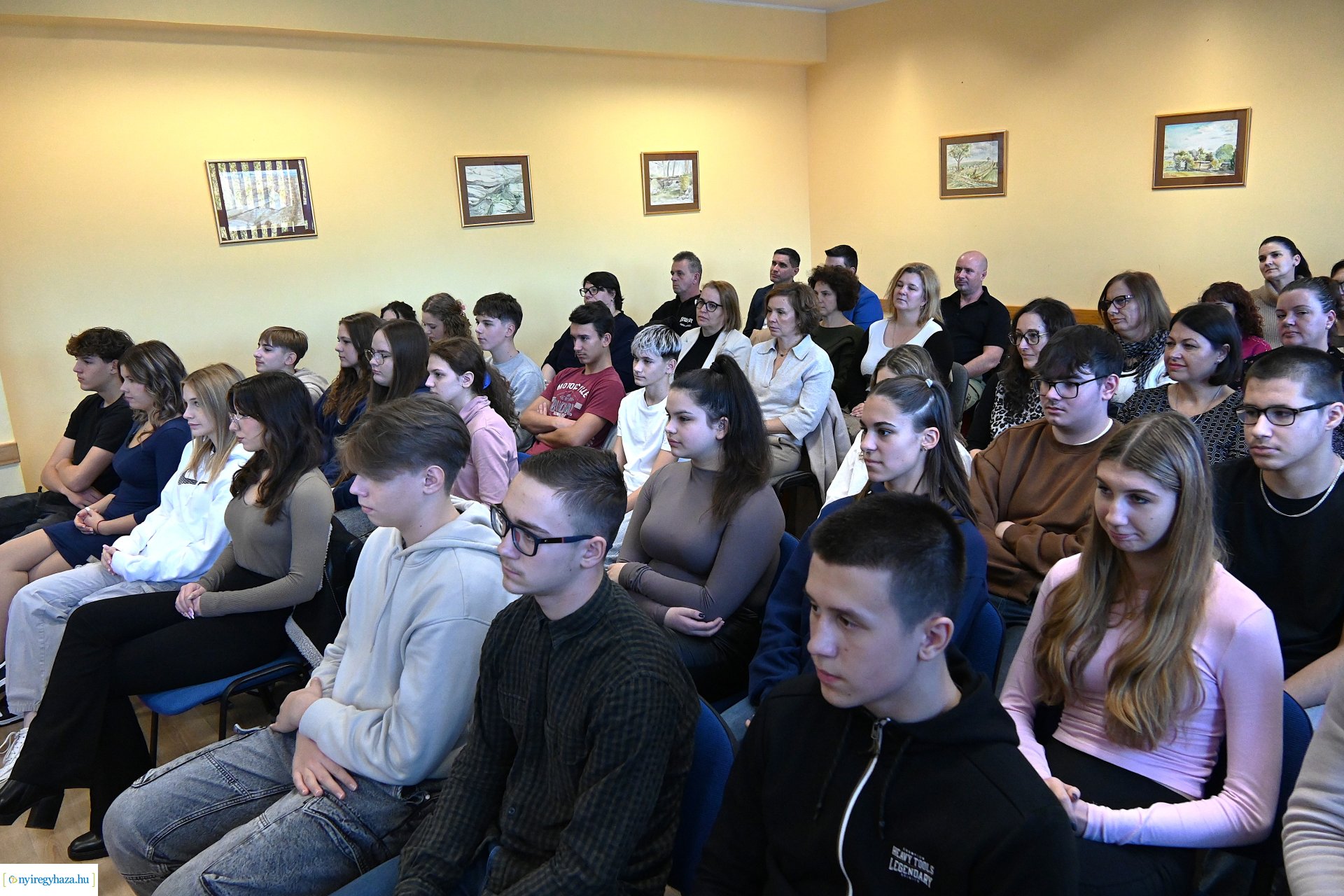 Laptopot kaptak a Nyíregyházi Vasvári Pál Gimnázium kilencedik osztályos tanulói