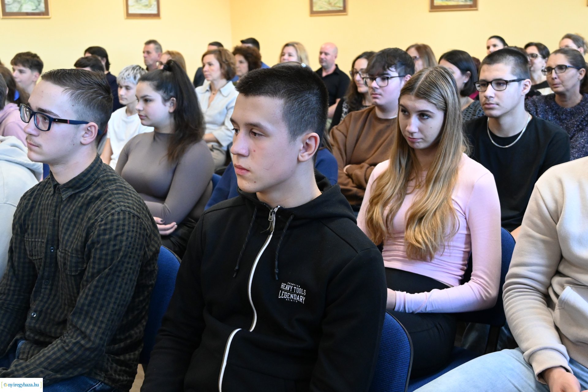 Laptopot kaptak a Nyíregyházi Vasvári Pál Gimnázium kilencedik osztályos tanulói