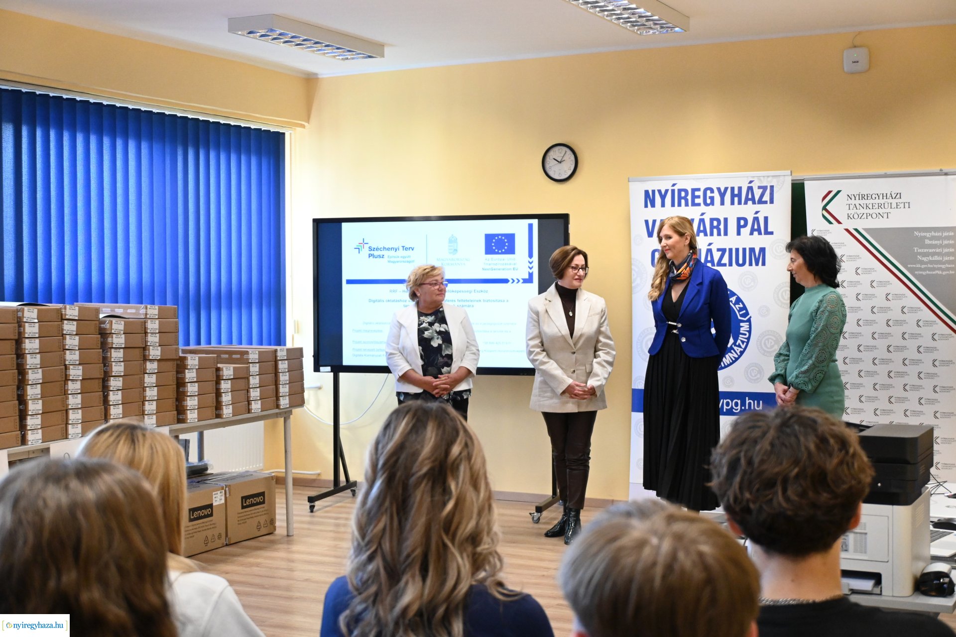 Laptopot kaptak a Nyíregyházi Vasvári Pál Gimnázium kilencedik osztályos tanulói