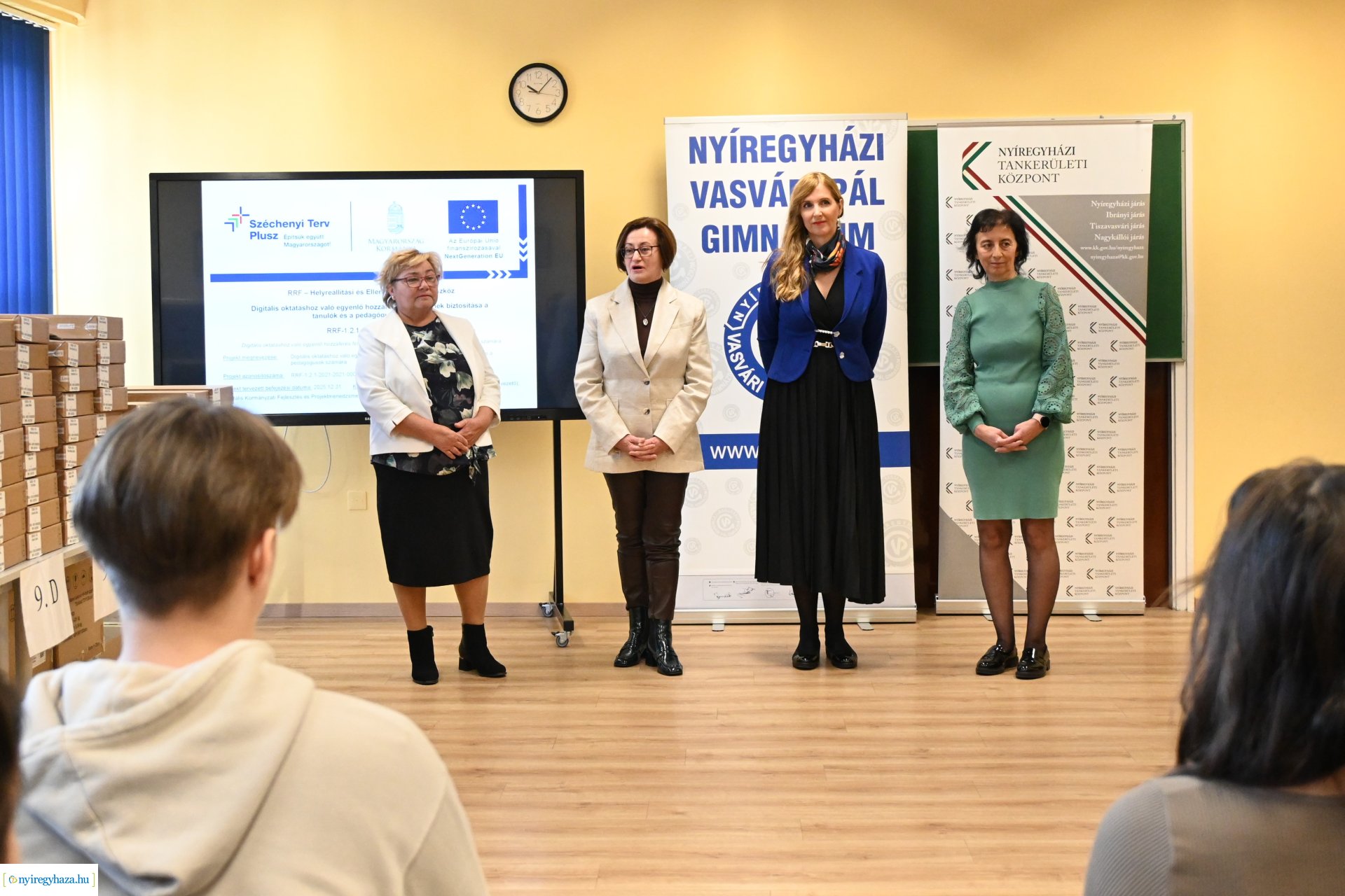 Laptopot kaptak a Nyíregyházi Vasvári Pál Gimnázium kilencedik osztályos tanulói