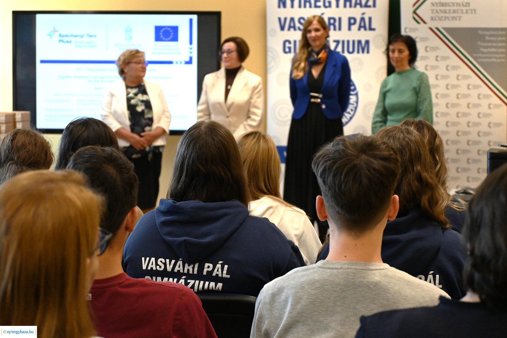 Laptopot kaptak a Nyíregyházi Vasvári Pál Gimnázium kilencedik osztályos tanulói