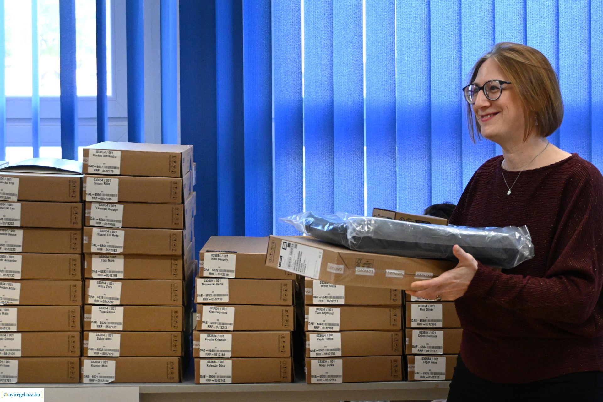 Laptopot kaptak a Nyíregyházi Vasvári Pál Gimnázium kilencedik osztályos tanulói